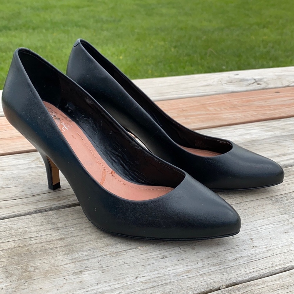 Vince Camuto Vickiy Classic Black Pump Size 7 1/2